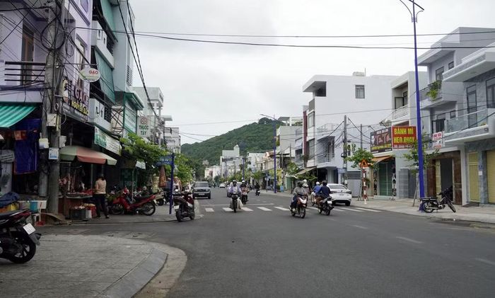 Đường Nguyễn Bỉnh Khiêm, phường Vũng Tàu vừa được nâng cấp, mở rộng. Góc trái ảnh là hẻm 76 còn nhỏ, hẹp. (Ảnh: LÊ ĐÌNH THÌN)
