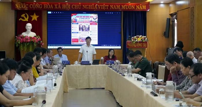 Ông Vũ Hồng Thuấn (đứng), Chủ tịch Ủy ban nhân dân phường Vũng Tàu phát biểu tại hội nghị. (Ảnh:LÊ ĐÌNH THÌN)