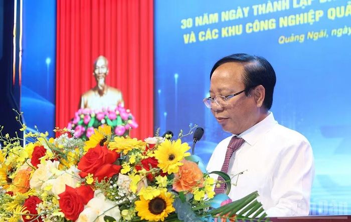 Trưởng ban Quản lý Khu kinh tế Dung Quất và các khu công nghiệp Quảng Ngãi Lương Kim Sơn trình bày diễn văn tại buổi lễ.