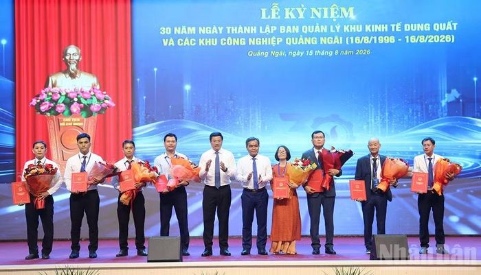Lãnh đạo tỉnh Quảng Ngãi trao Giấy chứng nhận đăng ký đầu tư cho bảy doanh nghiệp đầu tư vào Khu kinh tế Dung Quất và các khu công nghiệp Quảng Ngãi.