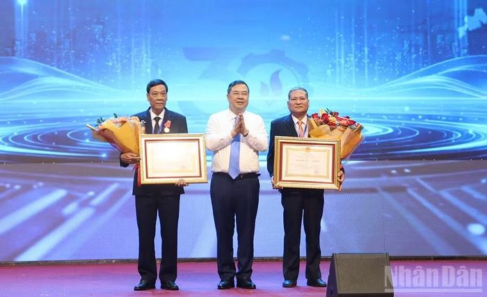 Phó Thủ tướng Thường trực Chính phủ Phạm Gia Túc trao Huân chương Lao động hạng Nhì và hạng Ba cho hai cá nhân công tác tại Ban Quản lý Khu kinh tế Dung Quất và các khu công nghiệp Quảng Ngãi.