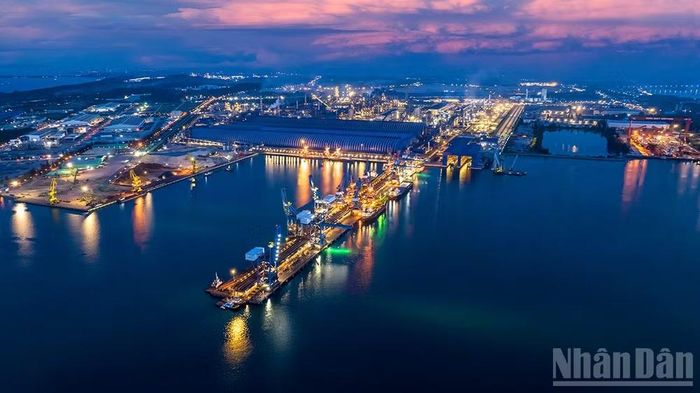 Qua 30 năm hình thành và phát triển, Khu kinh tế Dung Quất góp phần tạo nên một trung tâm sản xuất mới ở miền trung.