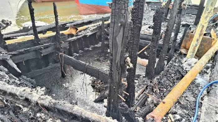 Có 3 tàu cá bị thiêu rụi, 2 tàu khác hư hỏng phần cabin và thân trên. (Ảnh: CTV)