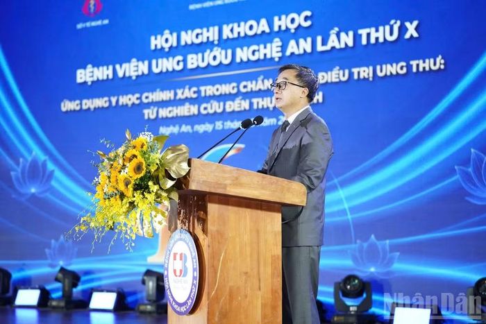Giáo sư, Tiến sĩ Trần Văn Thuấn, Thứ trưởng Y tế phát biểu tại hội nghị. (Ảnh: Đ.P)