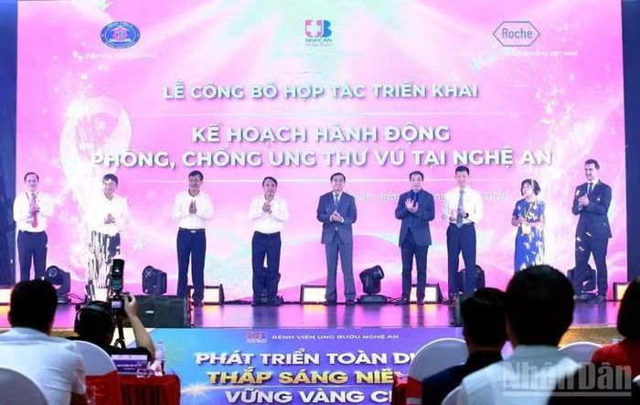 Các đại biểu thực hiện nghi thức công bố Chương trình hợp tác triển khai Kế hoạch hành động phòng, chống ung thư vú tại Nghệ An. (Ảnh: V.Đ)