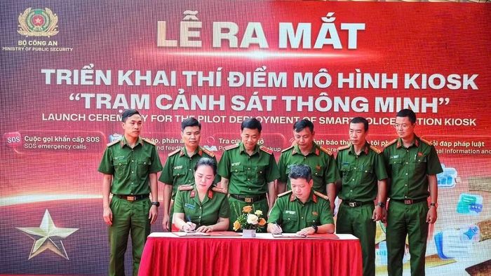 Đại diện Cục C06 và Công an Thành phố Hà Nội ký kết Biên bản bàn giao mô hình Kiosk. (Ảnh: KIÊN PHẠM) 