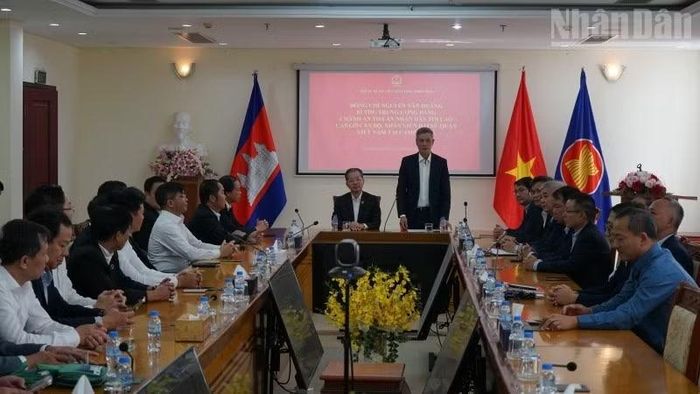 Đoàn công tác Tòa án nhân dân tối cao Việt Nam thăm Đại sứ quán Việt Nam tại Campuchia. (Ảnh: ĐINH TRƯỜNG)