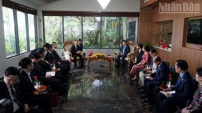 Chánh án Tòa án nhân dân tối cao Việt Nam Nguyễn Văn Quảng gặp Chánh án Tòa án tối cao Campuchia Chiv Keng bên lề Hội nghị. (Ảnh: ĐINH TRƯỜNG)