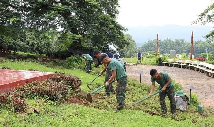 Chiến sĩ Trung đoàn 82 xới đất trồng cây trên Đồi A1 trong "Chiến dịch xanh" do Bảo tàng Điện Biên Phủ phát động.