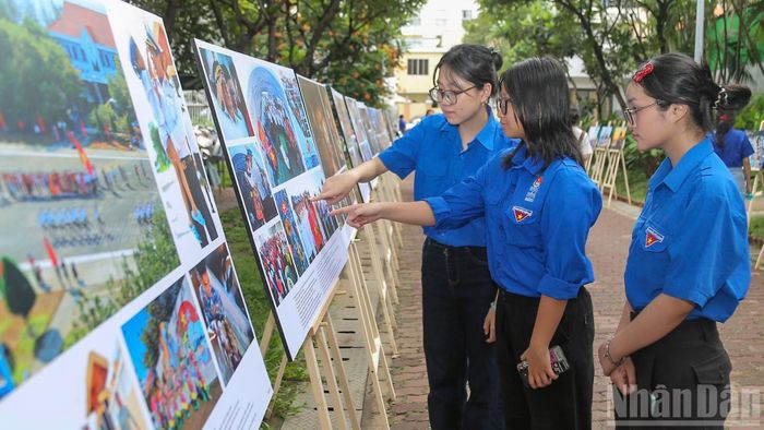 Đông đảo thế hệ trẻ tham quan triển lãm, tìm hiểu về di sản văn hóa và biển, đảo quê hương.
