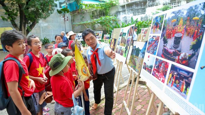 Nhiều em học sinh được giới thiệu về di sản văn hóa Việt Nam tại triển lãm ảnh.