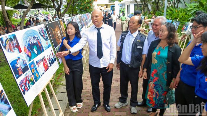 Nghệ sĩ Nhiếp ảnh Nguyễn Á giới thiệu về những bức ảnh tại triển lãm.