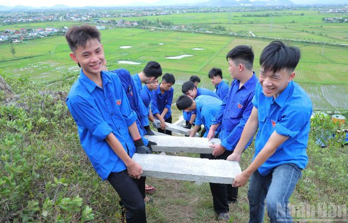 Không khí lao động trên công trường diễn ra khẩn trương, sôi nổi. Mỗi người một phần việc, từ vận chuyển, tiếp nhận vật liệu đến hỗ trợ lắp ghép, góp phần đẩy nhanh tiến độ công trình.