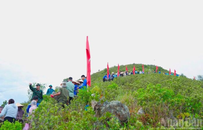 Đây là đợt ra quân giai đoạn 2, tiếp nối chiến dịch tái tạo dòng chữ được xã Lam Thành triển khai trong những ngày qua, hướng tới hoàn thành công trình trước dịp Quốc khánh 2/9.
