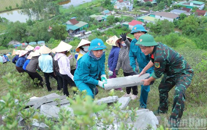 Sau 15 ngày triển khai chiến dịch, đến nay xã Lam Thành đã huy động hơn 3.000 lượt người tham gia vận chuyển vật liệu phục vụ tái tạo dòng chữ “Bác Hồ sống mãi” trên núi Nhón. Sự tham gia đông đảo của cán bộ, lực lượng vũ trang và các tầng lớp nhân dân đã tạo nên sức mạnh cộng đồng, góp phần đưa công trình từng bước hoàn thiện.