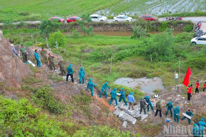Ngay từ sáng sớm, đông đảo cán bộ, công chức, viên chức các cơ quan, đơn vị; cán bộ, chiến sĩ Công an, Quân sự xã cùng đoàn viên, hội viên và bà con nhân dân các xóm đã có mặt tại khu vực tập kết vật liệu.