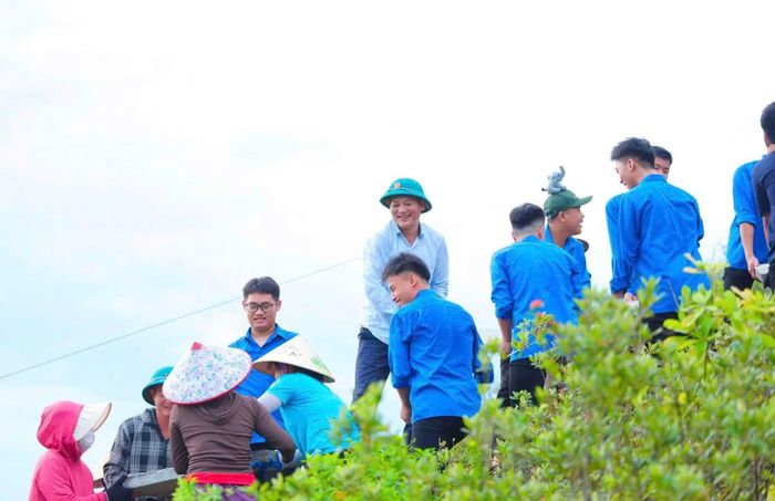 Các lực lượng nhanh chóng chia thành từng nhóm, phối hợp vận chuyển những tấm bê tông lên sườn phía tây núi Nhón để phục vụ lắp ghép, hoàn thiện các nét chữ.