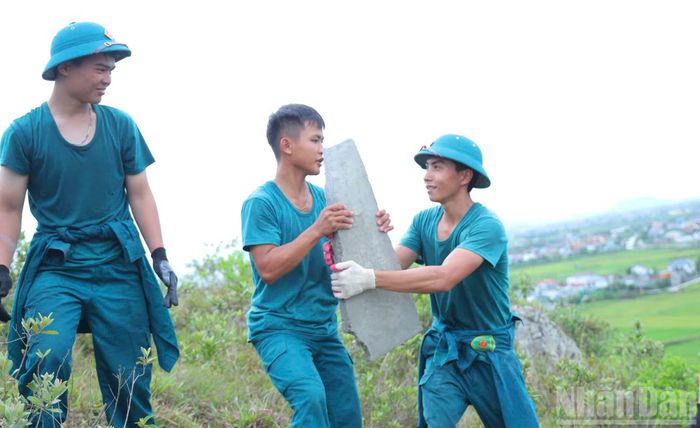 Hơn 1.500 tấm bê-tông, mỗi tấm dài khoảng 80cm, rộng 20cm, nặng hơn 20kg được cán bộ, chiến sĩ lực lượng vũ trang và dân quân trực tiếp đúc, đánh số, phân loại theo từng vị trí của các con chữ để bảo đảm việc lắp ghép chính xác trên sườn núi.