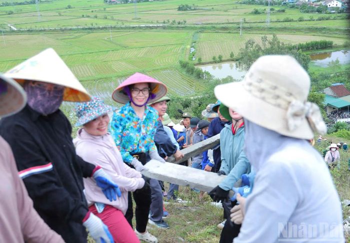 Địa hình núi Nhón dốc, đường vận chuyển khó khăn, trong khi mỗi tấm bê tông có trọng lượng lớn. Vì vậy, để đưa vật liệu lên vị trí thi công, các lực lượng phải phối hợp chặt chẽ, chuyền tay nhau từng tấm bê tông qua các cung đường dốc.