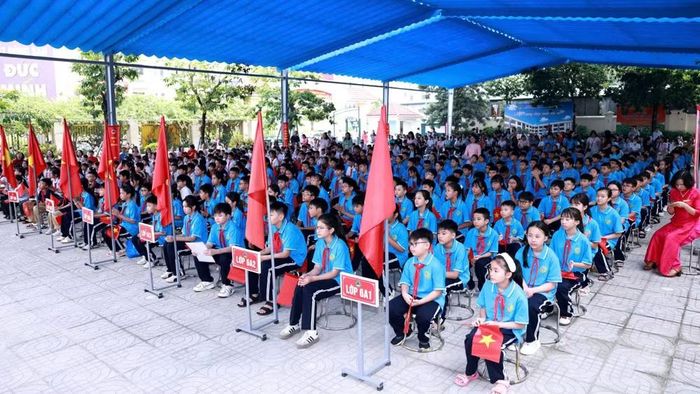 Đông đảo học sinh tham dự chương trình. (Ảnh: ĐẠI THẮNG)