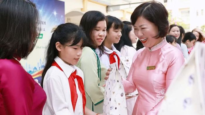 Nhà trường trao quà tặng học sinh. (Ảnh: ĐẠI THẮNG)