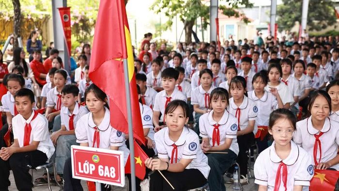 Các em chú ý lắng nghe. (Ảnh: ĐẠI THẮNG)
