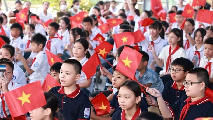 Học sinh cảm thấy vui vẻ, háo hức khi được chào đón. (Ảnh: ĐẠI THẮNG)