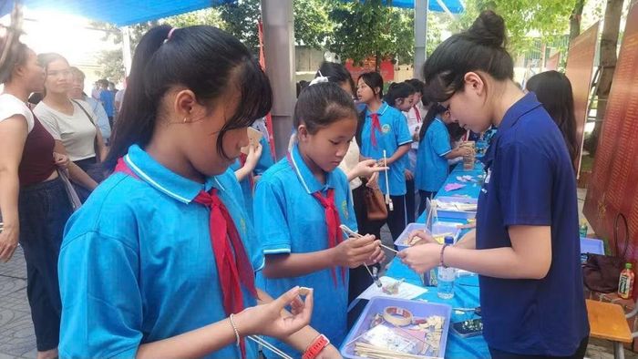 Học sinh tham gia hoạt động Stem tại chương trình. (Ảnh: LONG THÀNH)