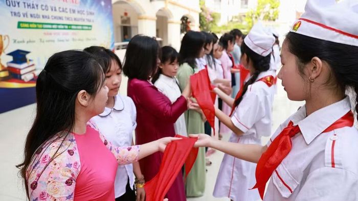 Nghi thức trao khăn quàng đỏ thu hút sự quan tâm của học sinh đầu cấp. (Ảnh: ĐẠI THẮNG)