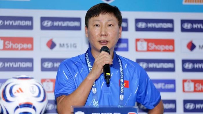 Huấn luyện viên Kim Sang Sik phát biểu tại buổi họp báo. (Ảnh: VFF)