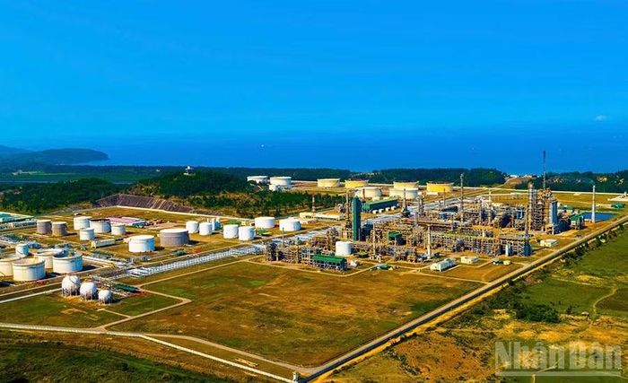 Phó Thủ tướng Thường trực Phạm Gia Túc yêu cầu tiếp tục duy trì tăng trưởng, bảo đảm vận hành ổn định các cơ sở công nghiệp lớn, nhất là Nhà máy lọc dầu Dung Quất, thép Hòa Phát.
