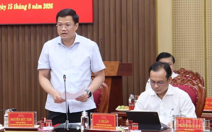 Chủ tịch Ủy ban nhân dân tỉnh Quảng Ngãi Nguyễn Đức Tâm báo cáo tình hình thực hiện nhiệm vụ phát triển kinh tế-xã hội từ đầu năm 2026 đến nay; phương hướng, nhiệm vụ trọng tâm trong thời gian tới và các đề xuất, kiến nghị.