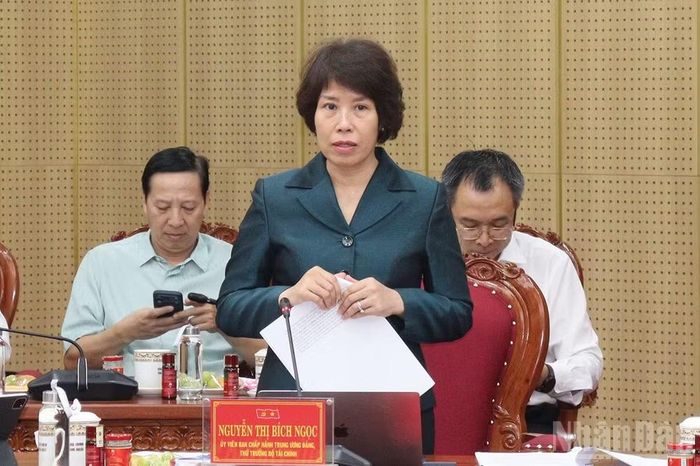 Ủy viên Trung ương Đảng, Thứ trưởng Tài chính Nguyễn Thị Bích Ngọc phát biểu tại buổi làm việc.
