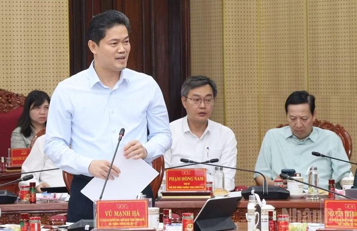 Ủy viên Trung ương Đảng, Thứ trưởng Thường trực Y tế Vũ Mạnh Hà phát biểu tại buổi làm việc.