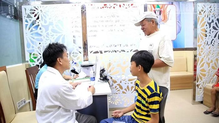 Các bác sĩ tại Bệnh viện đa khoa Thanh Vũ Medic Bạc Liêu và Bệnh viện Tim Tâm Đức (tại Thành phố Hồ Chí Minh) khám bệnh và cấp thuốc miễn phí cho trẻ em có hoàn cảnh khó khăn tỉnh Cà Mau. (Ảnh: TRỌNG DUY)