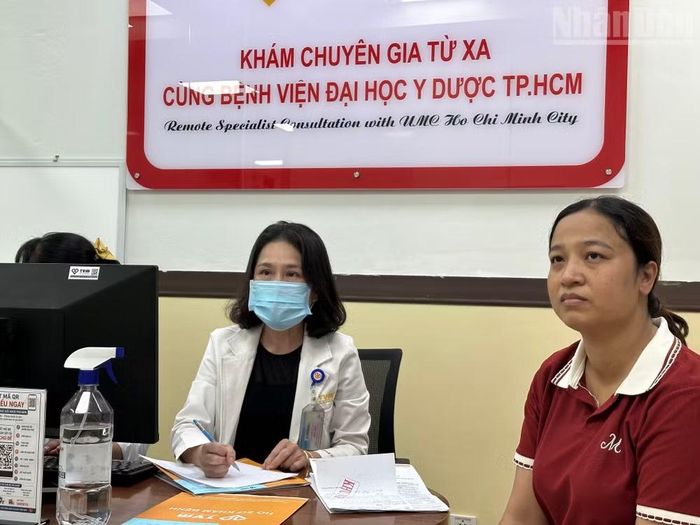 Bác sĩ chuyên khoa 1 Lê Hồng Phương, Trưởng khoa Khám, Bệnh viện đa khoa Thanh Vũ Medic Bạc Liêu phối hợp với các giáo sư, tiến sĩ, bác sĩ tại Bệnh viện Y dược Thành phố Hồ Chí Minh thực hiện "Chương trình khám bệnh từ xa cùng các chuyên gia". (Ảnh: TRỌNG DUY)