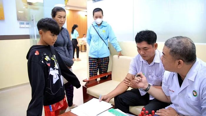 Các bác sĩ tại Bệnh viện đa khoa Thanh Vũ Medic Bạc Liêu và Bệnh viện Tim Tâm Đức (tại Thành phố Hồ Chí Minh) khám bệnh và cấp thuốc miễn phí cho trẻ em có hoàn cảnh khó khăn tỉnh Cà Mau. (Ảnh: TRỌNG DUY)