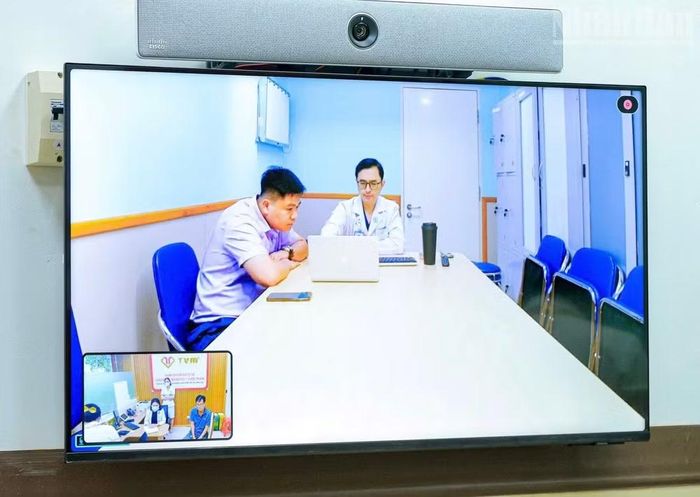 Các bác sĩ, tiến sĩ tại Bệnh viện Y dược Thành phố Hồ Chí Minh phối hợp với Bệnh viện Thanh Vũ Medic Bạc Liêu thực hiện "Chương trình khám bệnh từ xa cùng các chuyên gia". (Ảnh: TRỌNG DUY)