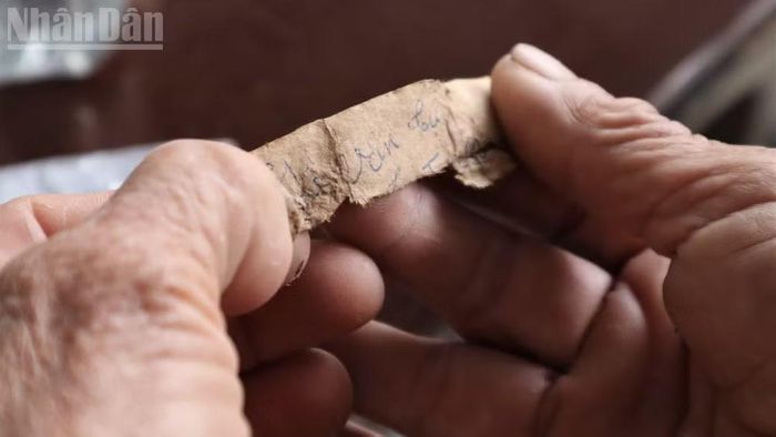 Mẫu giấy ghi tên Liệt sĩ Lê Văn Tự trong lọ thuốc Penicillin. Ảnh: TTH
