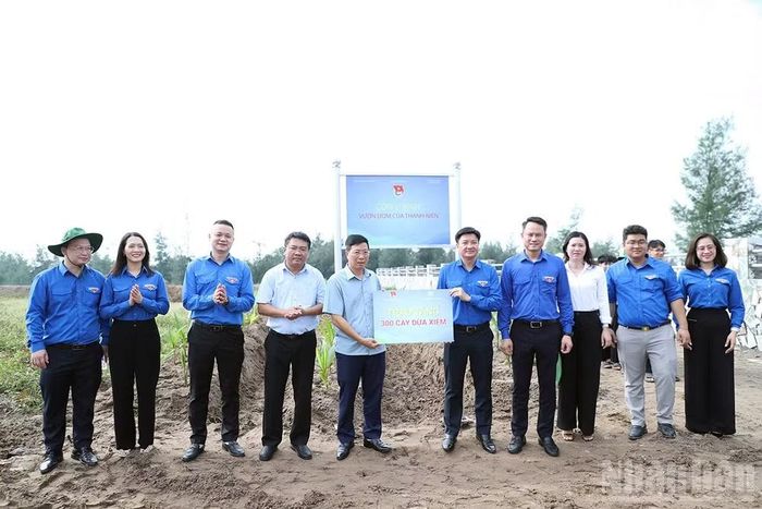 Đại diện Trung ương Đoàn và các đơn vị liên quan trao biển tượng trưng, quà tặng lực lượng thực hiện công trình thanh niên hưởng ứng. (Ảnh: ĐĂNG HẢI)