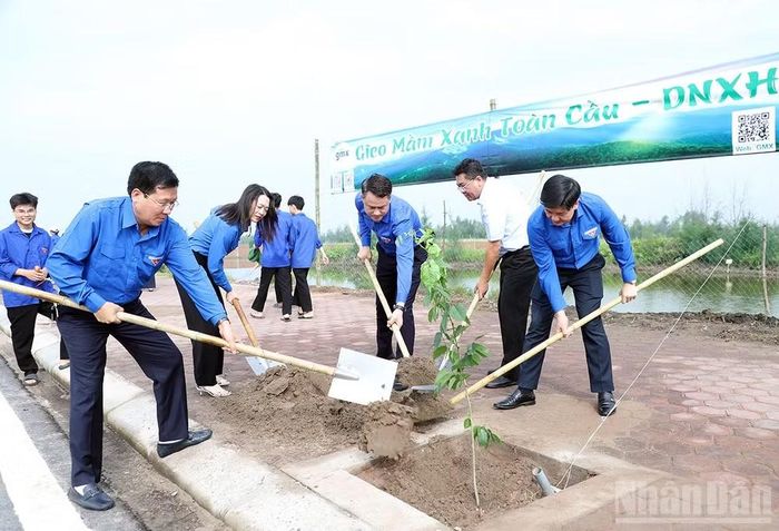 Đồng chí Nguyễn Kim Quy (thứ 3 từ phải sang) cùng đại diện các đơn vị liên quan tham gia trồng cây cùng đoàn viên, thanh niên địa phương. (Ảnh: ĐĂNG HẢI)
