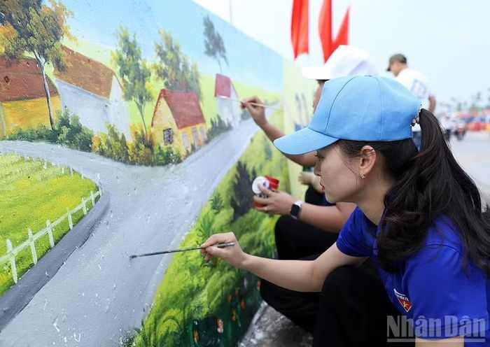 Các bạn trẻ cùng vẽ tranh bích họa. (Ảnh: ĐĂNG HẢI)