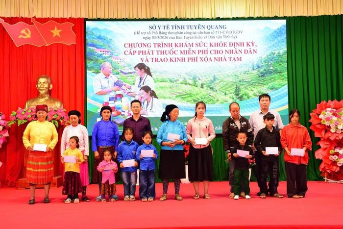 Trao 20 suất quà cho các em nhỏ khuyết tật và trẻ em có hoàn cảnh đặc biệt khó khăn tại xã Phố Bảng. (Ảnh: MINH HOA)