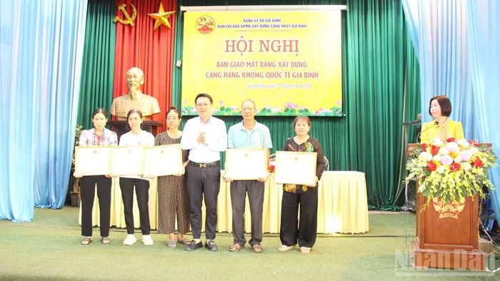 Các hộ gia đình khu dân cư Trại Quỳnh Bội tiên phong, gương mẫu trong công tác giải phóng mặt bằng nhận khen thưởng.