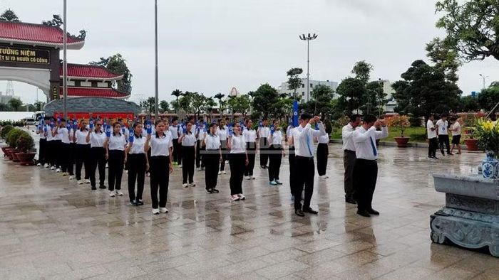 Các vận động viên tiêu biểu đã thực hiện nghi thức lấy lửa tại Đền tưởng niệm Anh hùng liệt sĩ và Người có công tỉnh An Giang, ở phường Rạch Giá. (Ảnh: CTV)