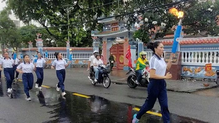 Đoàn rước đuốc di chuyển đến Đền tưởng niệm Anh hùng liệt sĩ và Người có công tỉnh An Giang, ở phường Rạch Giá. (Ảnh: CTV).
