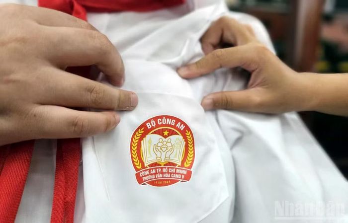 Phù hiệu Trường Văn hóa Công an nhân dân V trên áo học sinh. (Ảnh: Lê Đình Thìn)