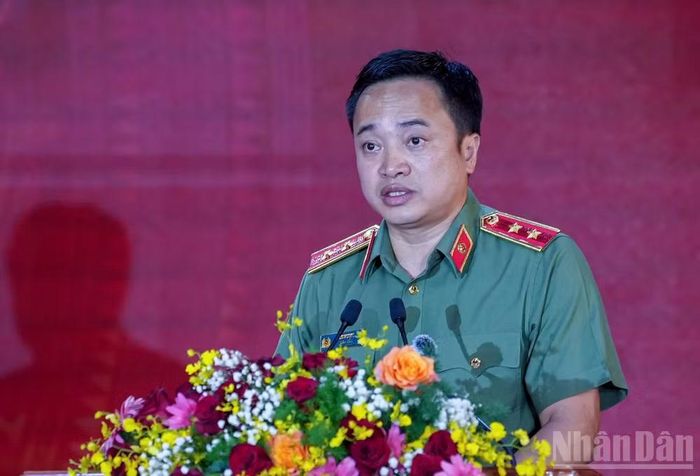 Đồng chí Trung tướng Mai Hoàng phát biểu tại buổi lễ. (Ảnh: Lê Đình Thìn)
