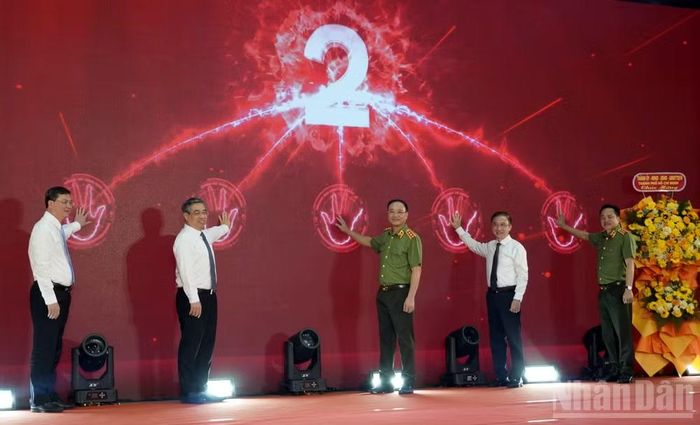 Nghi thức khai bút mở trường. (Ảnh: Lê Đình Thìn)