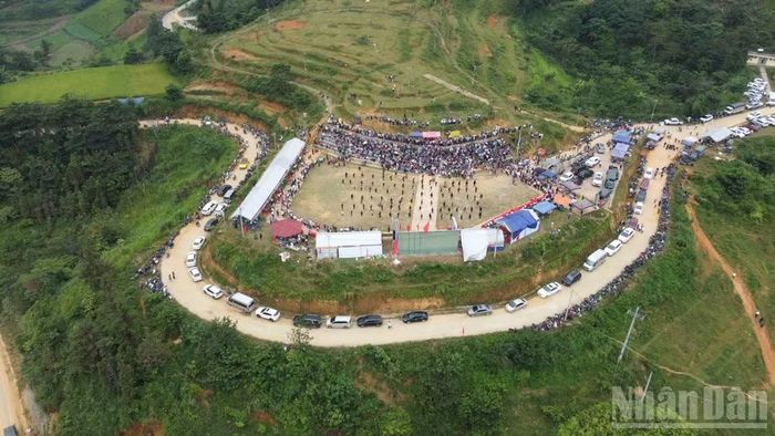 Hàng chục nghìn người dân và du khách tham dự Lễ hội Mùa vàng xã Sín Chéng lần thứ I, năm 2026.